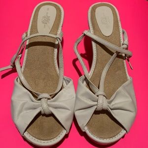 Route 66 size 8 white strappy wedges sandals